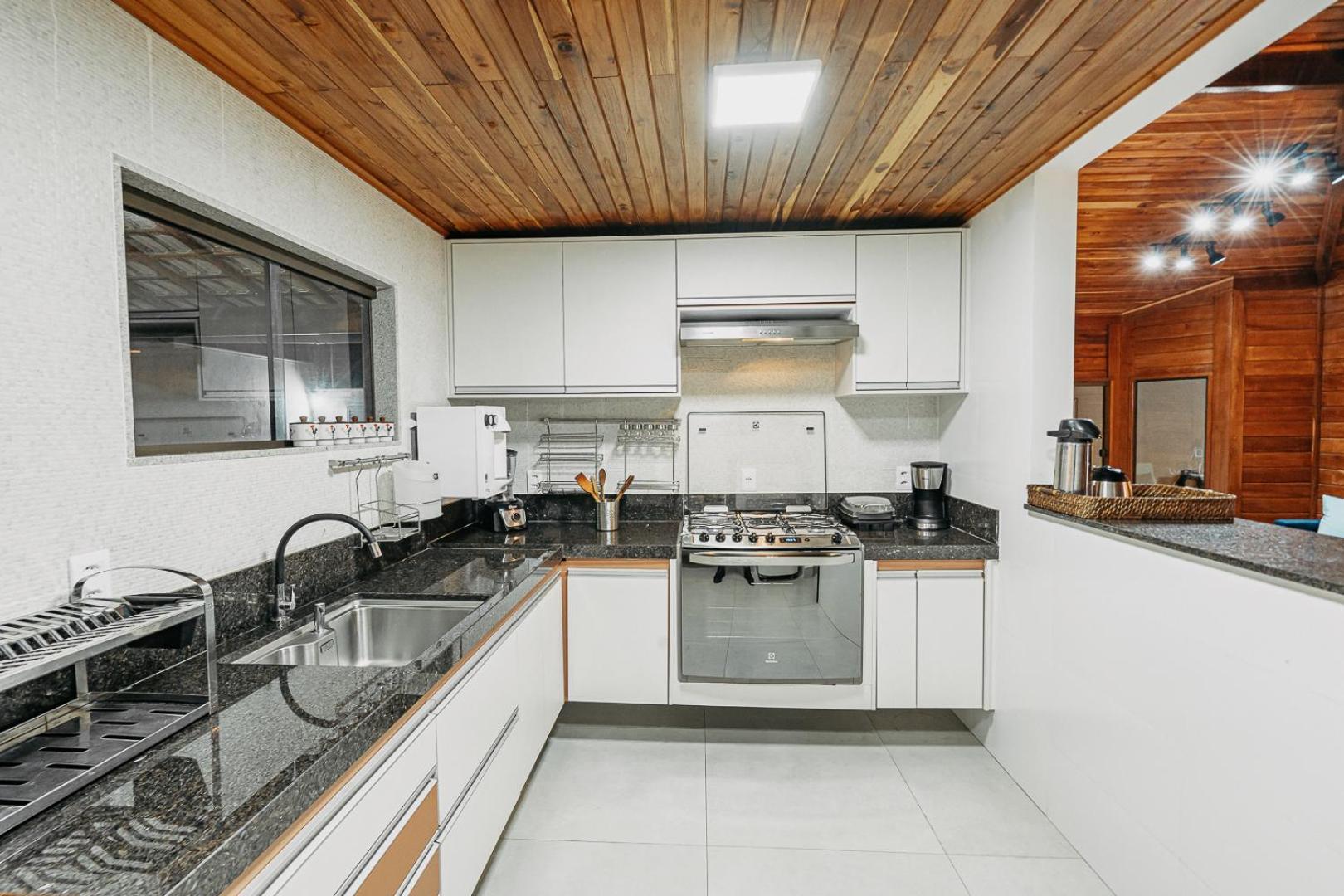Casadecastelhanos, Quadra Do Mar De Castelhanos, 4 Suites Com Ar, Churrasqueira, Piscina, Hidromassagem, Cozinha Integrada Gourmet Ideal Para Familia E Amigos Anchieta  Ngoại thất bức ảnh